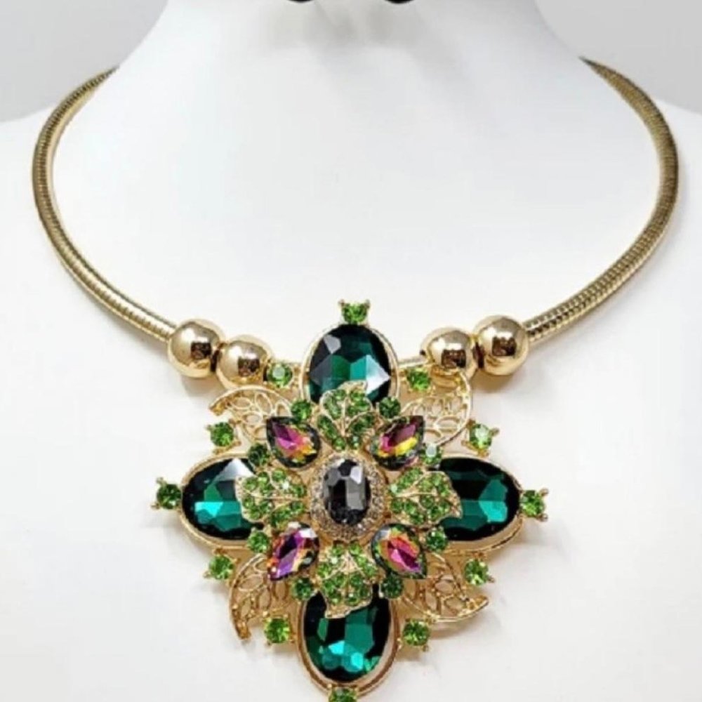 Green and Gold Flower Pendant Necklace Set